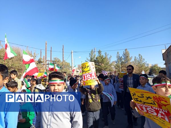 قدم‌های کوچک، ایمان‌های بزرگ؛ حضور باشکوه دانش‌آموزان دبستان برادران ابراهیمی‌نیا در ۱۳ آبان