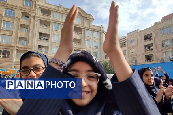 شور وشوق دانش‌آموزان در برنامه صبحگاهی مدرسه مریم بهارستان دو