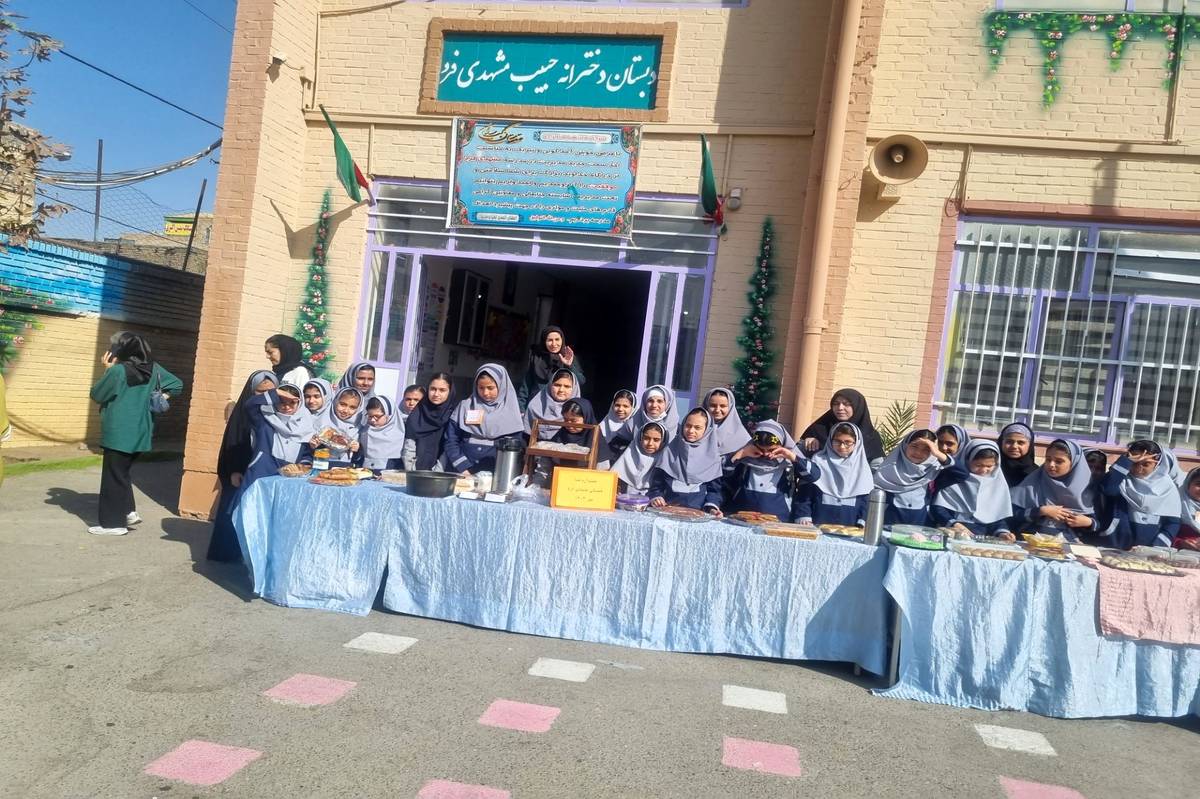دانشآموزان دبستان مشهدیفرد سفره سالم چیدند