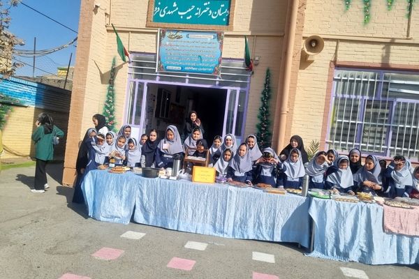 دانش‌آموزان دبستان مشهدی‌فرد سفره سالم چیدند