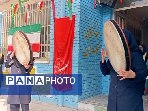 جشن تقدیر پیشتازان برگزیده پویش بوسه بر دستان مادر در دبیرستان دخترانه انقلاب اسلامی 