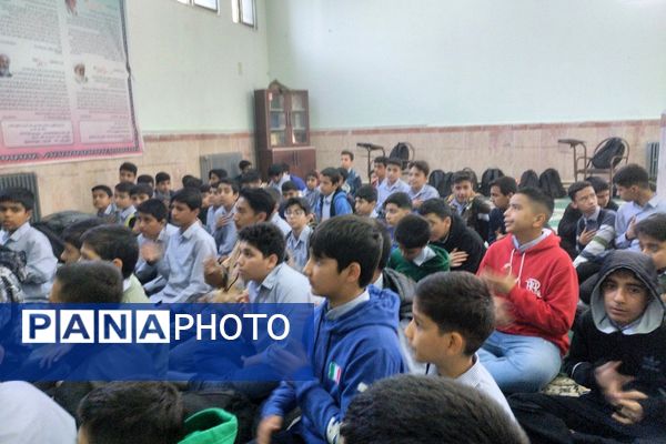 طنین «یا فاطمه(س)» در مدرسه شهید چمران؛ مراسم عزاداری و نماز جماعت به یاد بانوی دو عالم