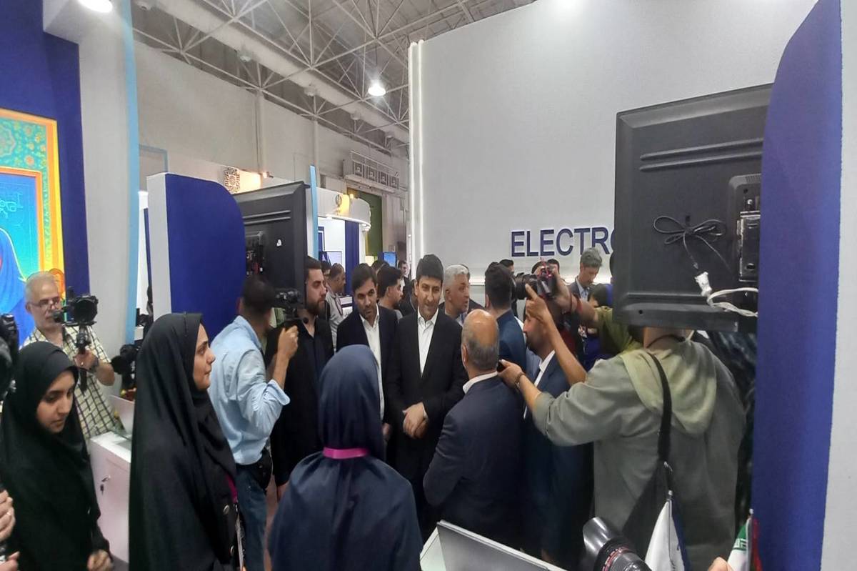 بازدید وزیر ارتباطات‌‌ از غرفه وزارت آموزش‌و‌پرورش در نمایشگاه الکامپ‌
