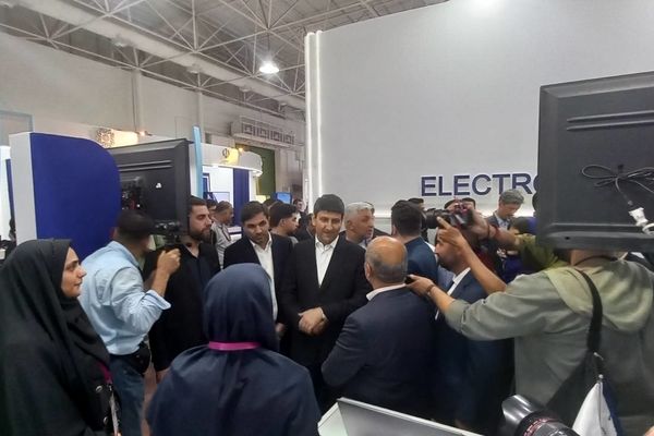 بازدید وزیر ارتباطات‌‌ از غرفه وزارت آموزش‌و‌پرورش در نمایشگاه الکامپ‌