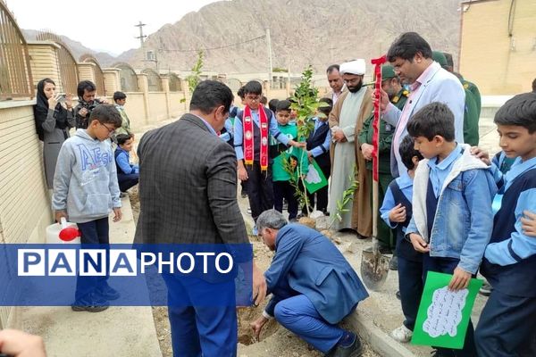 مراسم نمادین کاشت نهال در حاجی‌آباد 