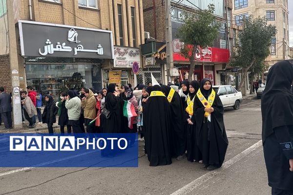 حضور دانش‌آموزان زنجانی در راهپیمایی روز ۱۳ آبان 