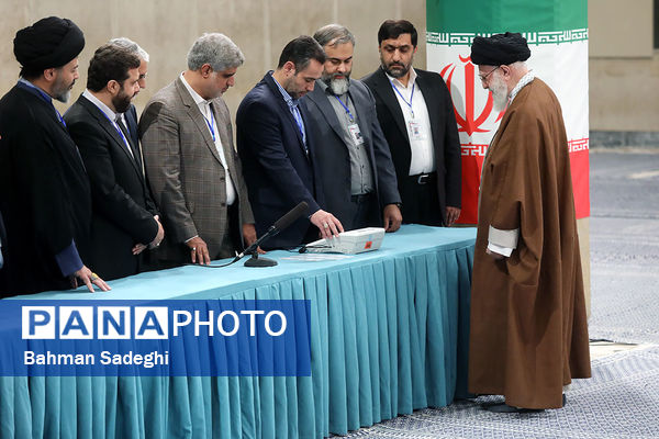 حضور رهبر معظم انقلاب در رای گیری مرحله‌ دوم انتخابات مجلس
