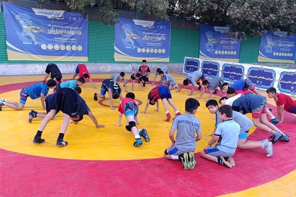 مانور ورزشی دانش آموزان در شب افتتاحیه جشنواره خانواده ورزش 