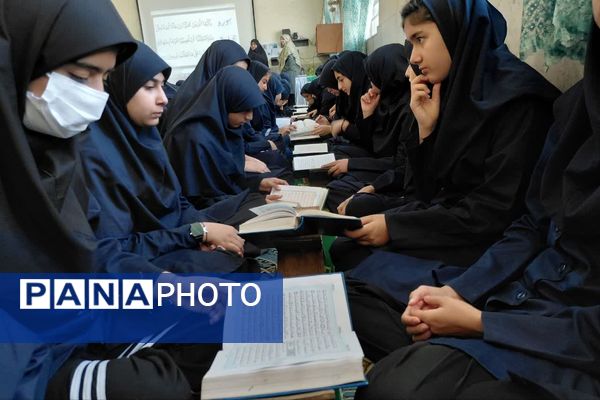 محفل انس با قرآن در دبیرستان معارف ناحیه ۴ شیراز 