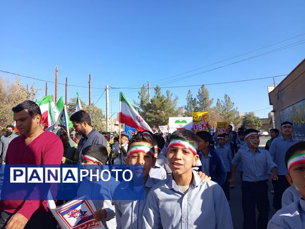 قدم‌های کوچک، ایمان‌های بزرگ؛ حضور باشکوه دانش‌آموزان دبستان برادران ابراهیمی‌نیا در ۱۳ آبان