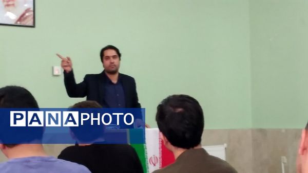 جلسه‌ مشاوره‌ای و توجیهی کنکور در دبیرستان معلم ساوجبلاغ