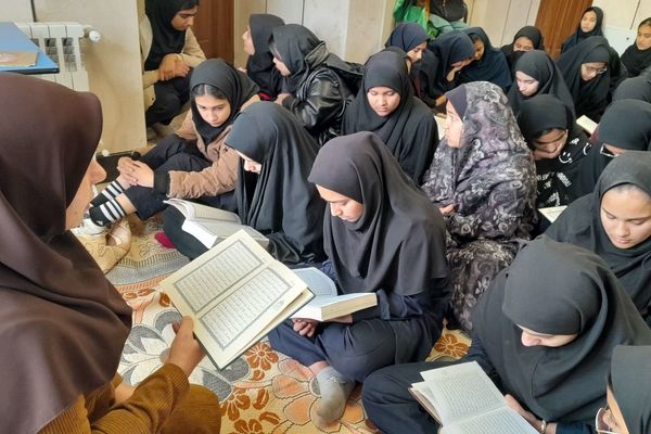 محفل انس با قرآن کریم در دبیرستان مادرمهربان