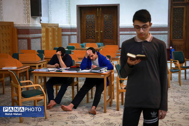 اعتکاف دانش‌آموزی در مسجد جامع شهرک غرب