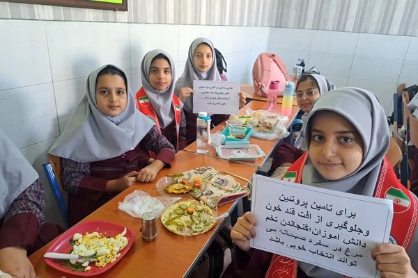 جشن روز جهانی تخم مرغ در دبستان دخترانه الزهرا یزد