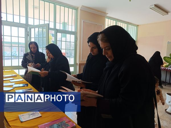 برگزاری نمایشگاه دست‌سازه‌های دانش‌آموزان و نمایشگاه کتاب در دبیرستان دخترانه نور اردبیل