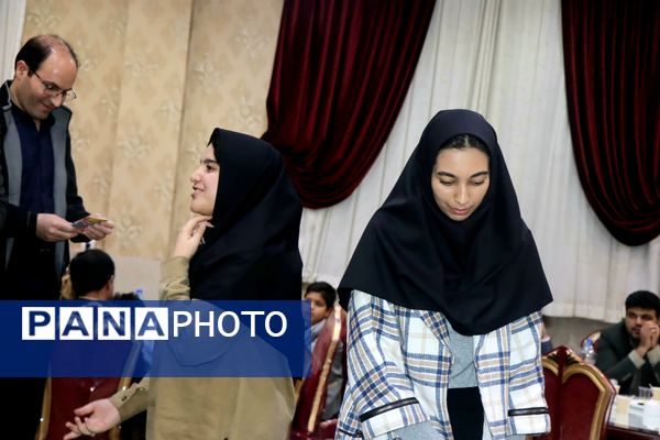 جشن فارغ‌التحصیلی دانش‌آموزان دختر بروجنی