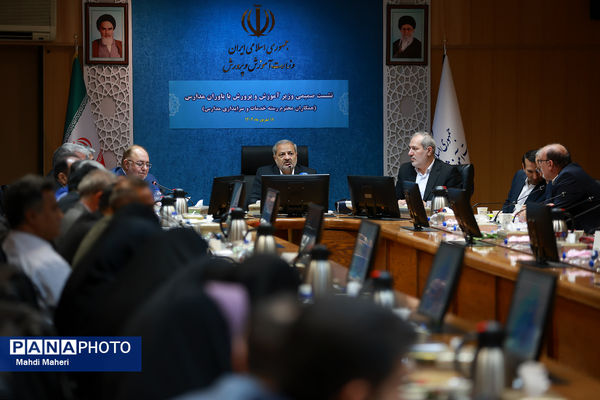 دیدار وزیر آموزش و پرورش با منتخبی از سرایداران و کادر خدماتی مدارس