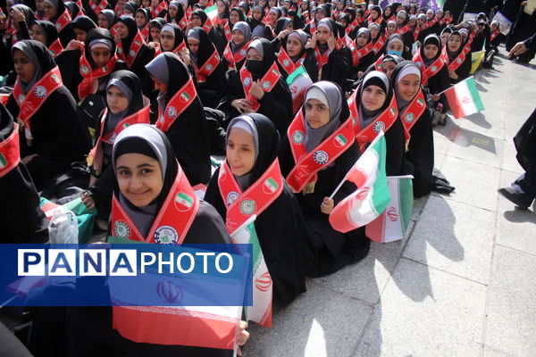 جلوه‌هایی از حضور حماسی دانش‌آموزان قم در راهپیمایی یوم الله ۱۳ آبان