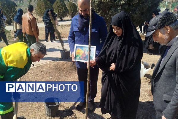 کاشت نهال توسط دانش‌آموزان دبیرستان سعادت کهریزک در محوطه حرم امام خمینی (ره)