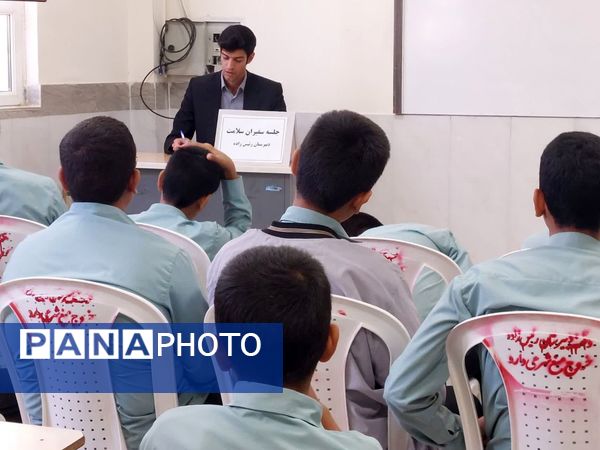 جلسه سفیران سلامت در دبیرستان رئیس زاده شهرستان خلیل آباد 