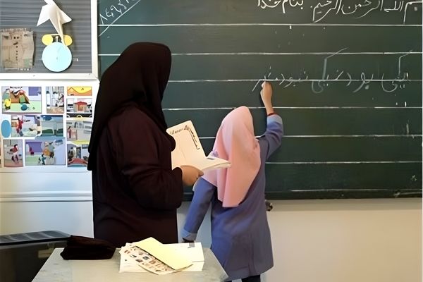مدارس در حفظ زبان فارسی باید کوشا باشند