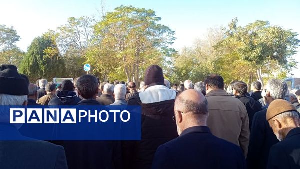 تشییع پیکر و خاکسپاری پدر شهید عجمی فدافن در گلزار شهدای روستای فدافن