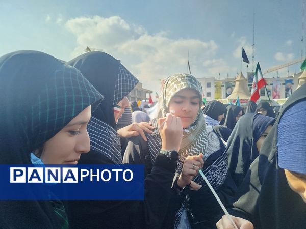 خروش ۱۳ آبان در مشهد؛ دانش‌آموزان، نماد ایستادگی