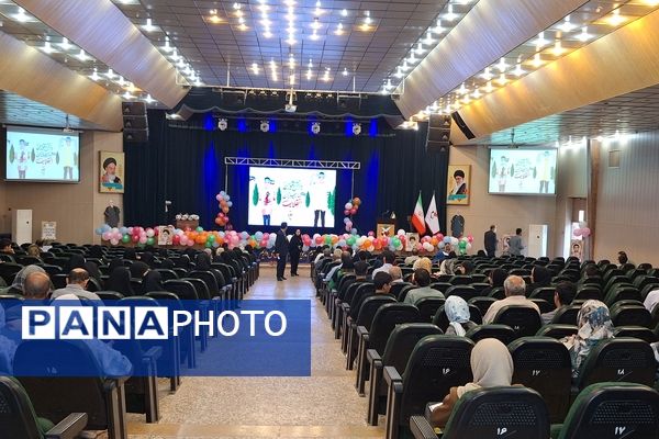 تجلیل از رتبه‌های برتر علمی فرزندان 