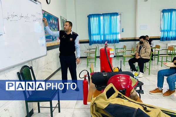  آماده‌سازی مانور زلزله با آموزش آتش‌نشان‌ها در مدرسه نمونه‌دولتی شهید مطهری رباط‌کریم