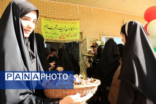 مراسم گرامیداشت هفته دفاع مقدس در هنرستان فاطمه‌الزهرا(س) گچساران