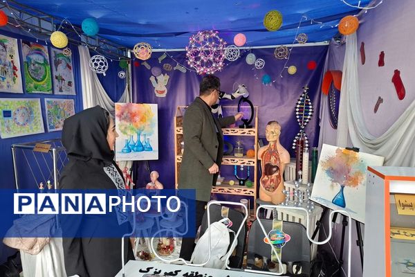 بازدید رئیس اداره آموزش و پرورش کهریزک از نمایشگاه دستاوردهای دانش‌آموزی در اداره کل آموزش و پرورش شهرستانهای تهران 