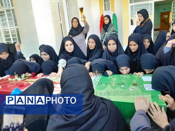 تشییع پیکر شهید گمنام بر دستان دانش‌آموزان هنرستان ابرار منوجان در ایام فاطمیه