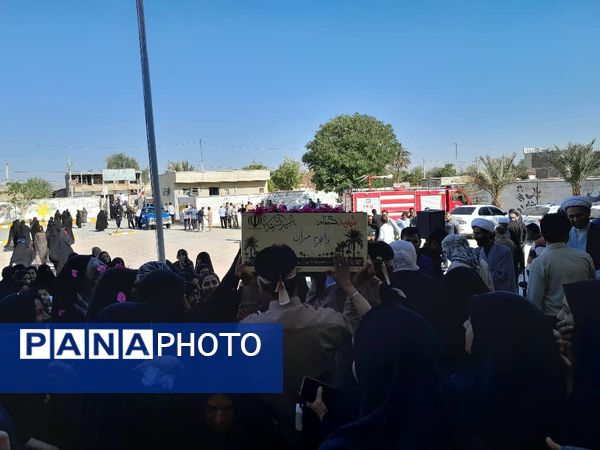 تشییع پیکر شهید گمنام بر دستان دانش‌آموزان هنرستان ابرار منوجان در ایام فاطمیه