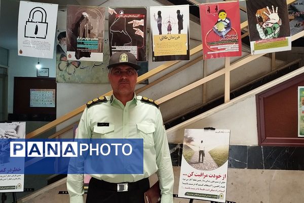 برگزاری نمایشگاه شناخت خطرات و آسیب های جامعه به مناسبت هفته نیروی انتظامی در دبیرستان صدیقه طاهره ناحیه یک شهرری