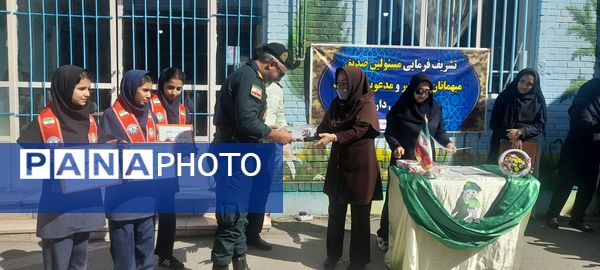بازدید سبزپوشان نیروی انتظامی با دانش‌آموزان مدرسه ربابه هاشمیان یزدی