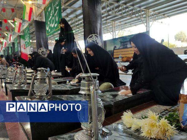 غبارروبی و گلباران مزار شهدای ملارد در رزمایش بزرگ بیت‌المقدس بسیجیان