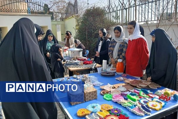 بازارچه فروش دبیرستان و هنرستان حدیث کسا ری یک به مناسبت دهه فجر