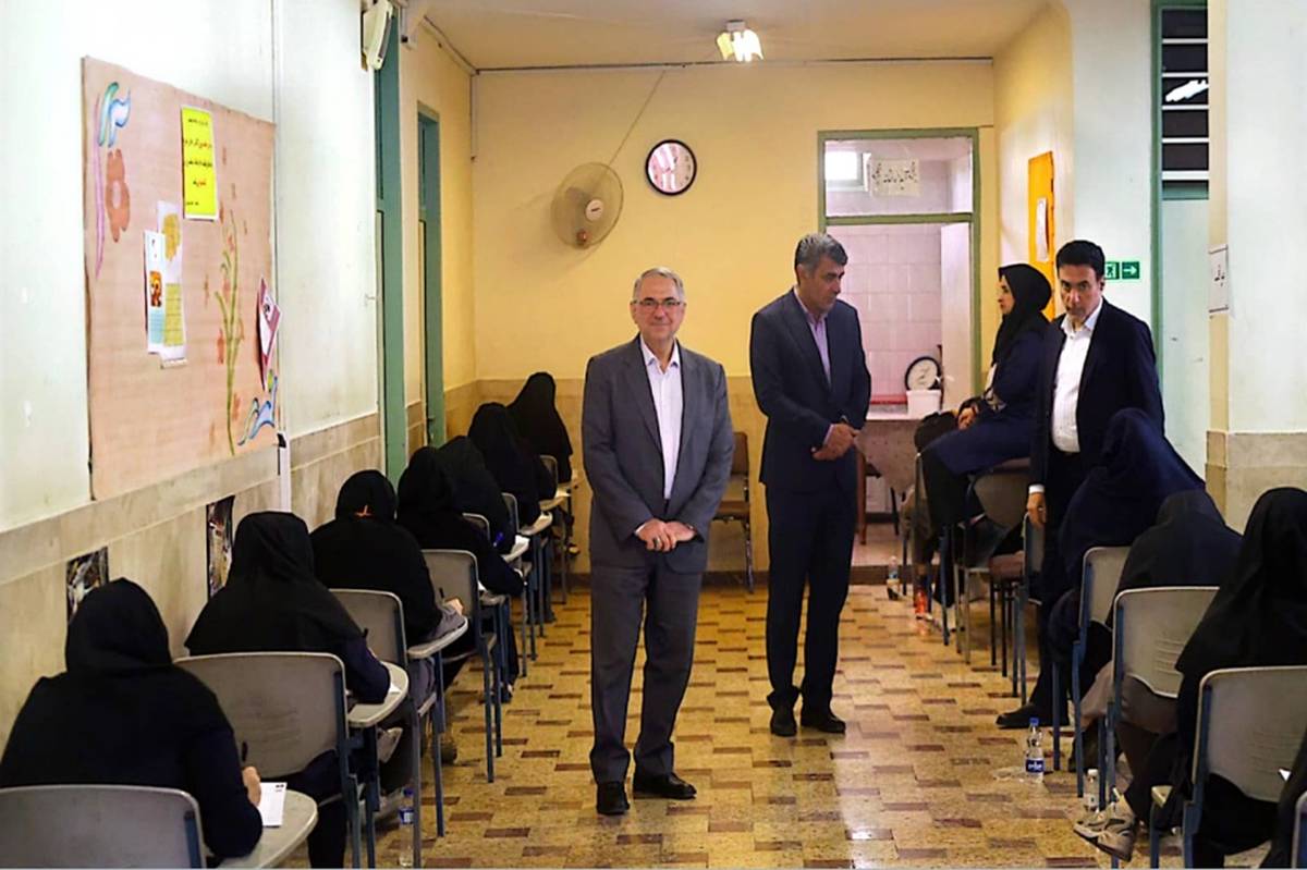 بازدید دبیرکل شورای عالی از روند برگزاری امتحانات نهایی منطقه 12 شهر تهران
