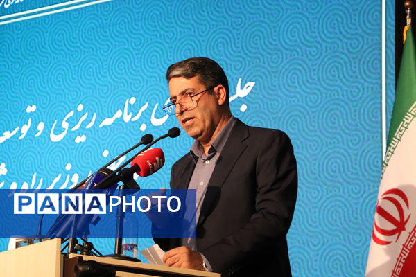  جلسه شورای توسعه و برنامه‌ریزی استان کردستان با حضور وزیر راه و شهرسازی 