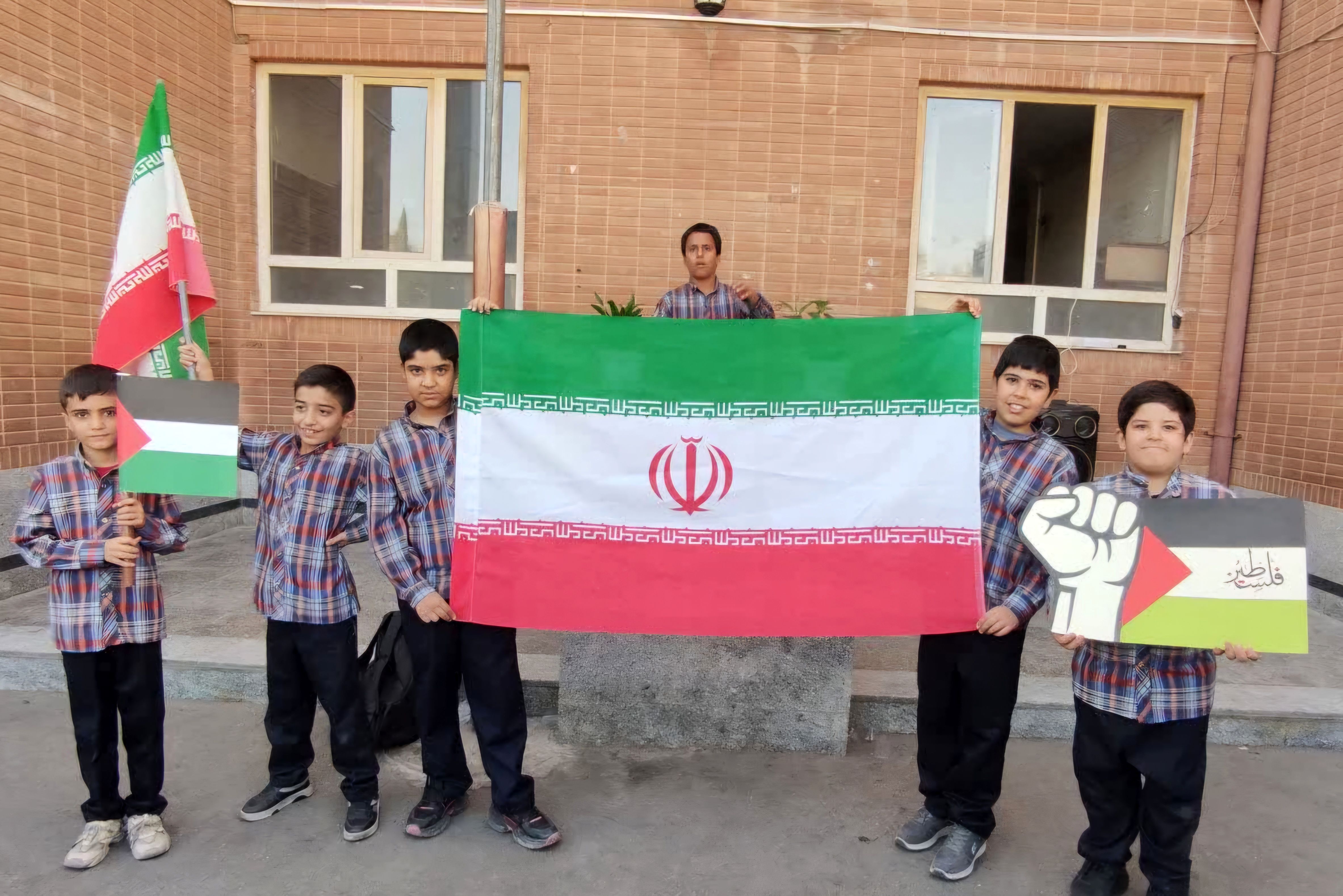  بزرگداشت روز دانش آموز در آموزشگاه معارف۶ شیراز 