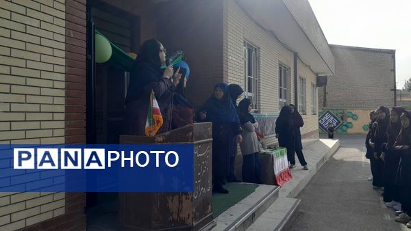برگزاری‌ مراسم‌‌ روز اول‌ مدارس‌ و هفته‌ دفاع‌مقدس‌ در دبیرستان‌  مخدره‌ مرآتی