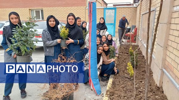 دانش‌آموزان و مسئولین شهرستان ملارد، در روز درختکاری جوانه‌های امید را به زمین هدیه دادند