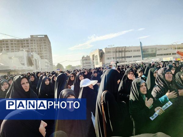 راهپیمایی خانوادگی گرامیداشت روز عفاف و حجاب در میدان شهدا مشهد 