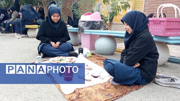 دختران شاد با صبحانه سالم در دبیرستان هیات امنایی فرزانگان ملارد