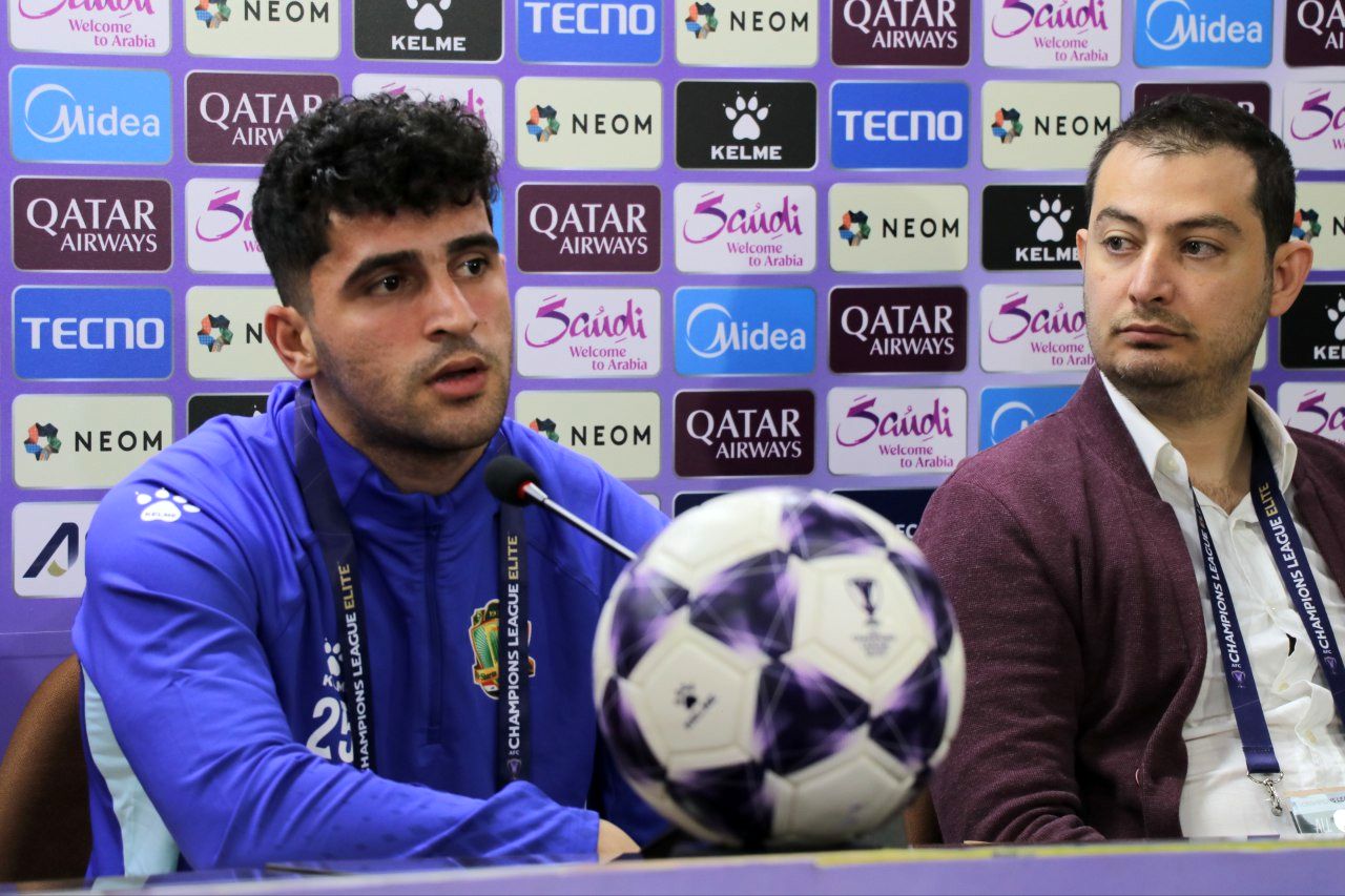 مقابل تراکتور شخصیت واقعی‌مان را نشان می‌دهیم