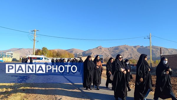 همایش پیاده‌روی خانوادگی گرامیداشت هفته بسیج در شهرستان سلسله 