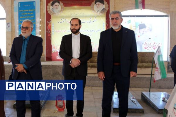 مدرسه باقرالعلوم (ع) فیروزکوه میزبان مراسم پرشور گلباران مزار شهدا با حضور مسئولان شد