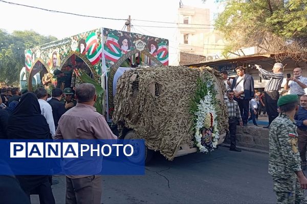 تشییع پیکر شهید شاهرخی‌فر بر دستان مردم شوشتر