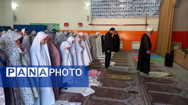 برگزاری نماز جماعت در دبستان زیور کاظمی شهرستان تفرش