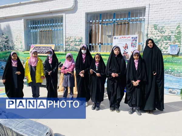 نواختن زنگ جشن نیکوکاری در دبستان زینب قهرمانی مه ولات
